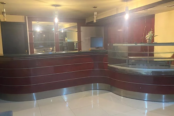 Ambient biznesi me qera 2+1 ne Tirane - 75,000 Leke