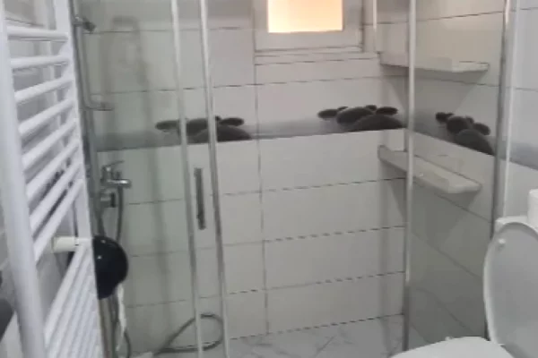 Shtepi me qera Apartament ne Tirane, 2+1, Mobilimi E mobiluar, Pagesa 75,000  Leke.