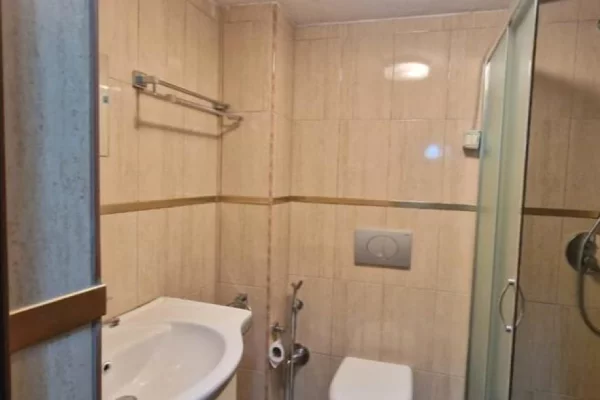 Shtepi me qera Apartament ne Tirane, 3+1, Mobilimi E mobiluar, Pagesa 85,000  Leke.