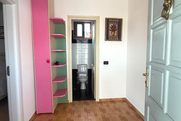 Shtepi me qera Shtepi Private ne Tirane, 1+1, Mobilimi E mobiluar, Pagesa 40,000  Leke.