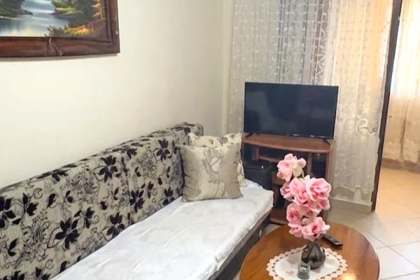 Shtepi me qera Shtepi Private ne Tirane, 1+1, Mobilimi E mobiluar, Pagesa 50,000  Leke.