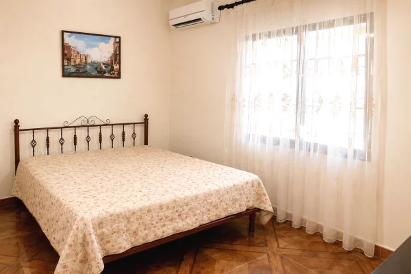 Shtepi me qera Apartament ne Tirane, 1+1, Mobilimi E mobiluar, Pagesa 45,000  Leke.