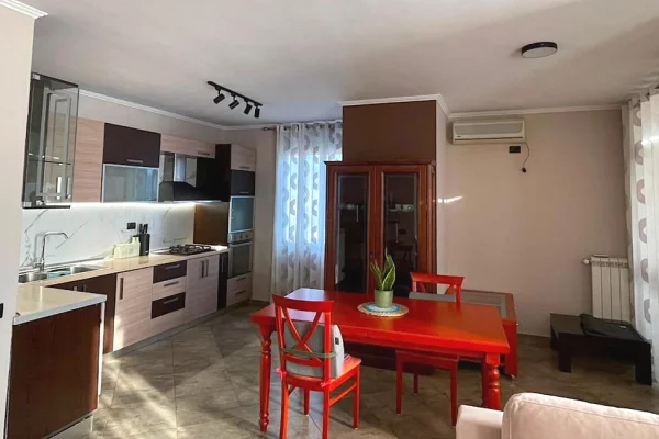 Shtepi me qera Apartament ne Tirane, 2+1, Mobilimi E mobiluar, Pagesa 70,000  Leke.
