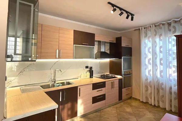 Shtepi me qera Apartament ne Tirane, 2+1, Mobilimi E mobiluar, Pagesa 70,000  Leke.