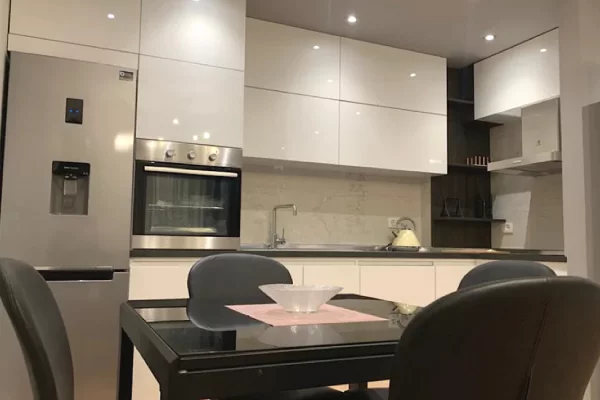 Shtepi me qera Apartament ne Tirane, 2+1, Mobilimi E mobiluar, Pagesa 75,000  Leke.