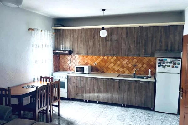 Shtepi me qera Apartament ne Tirane, 2+1, Mobilimi E mobiluar, Pagesa 50,000  Leke.