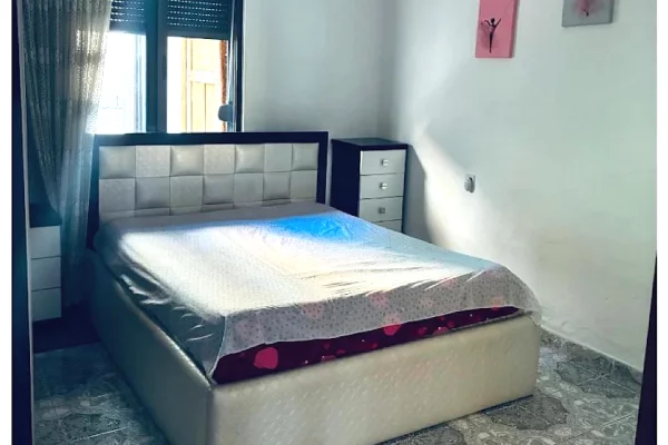 Shtepi me qera Apartament ne Tirane, 2+1, Mobilimi E mobiluar, Pagesa 50,000  Leke.