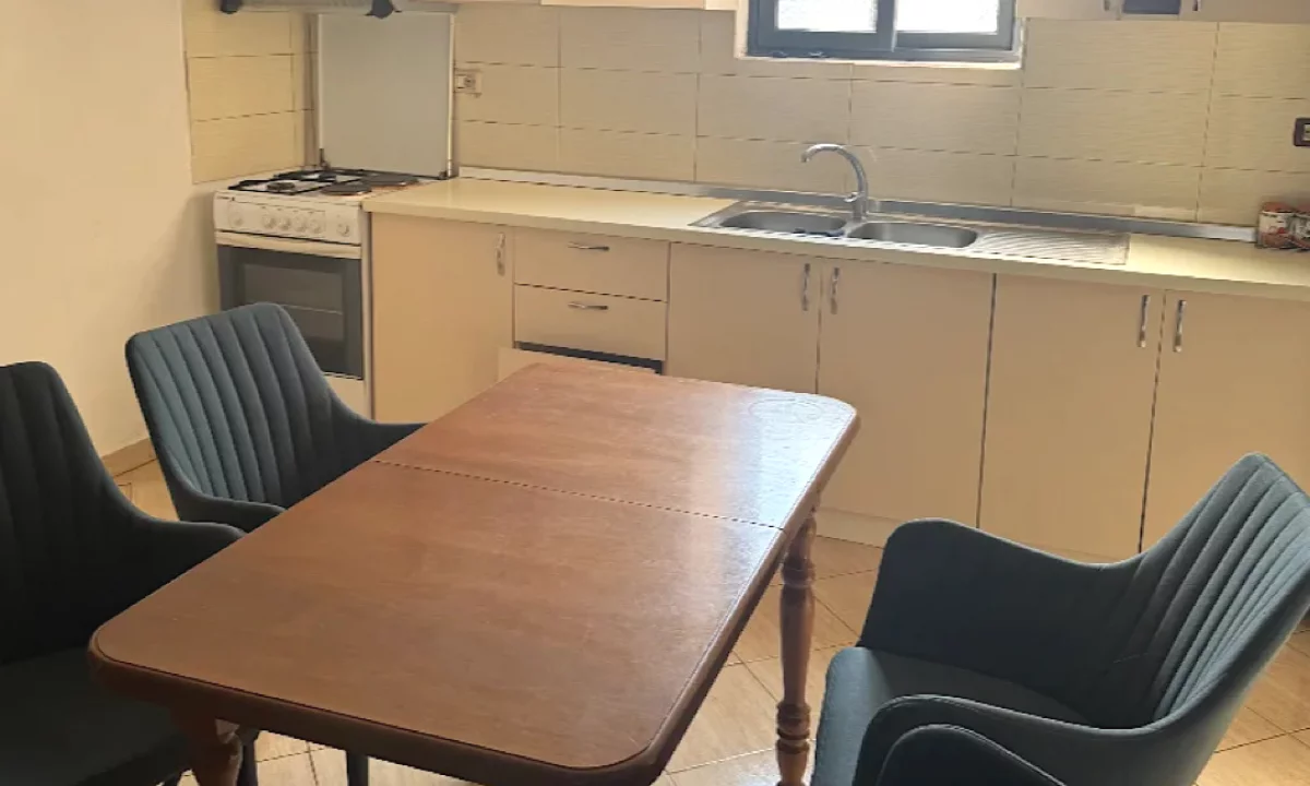 Shtepi me qera Shtepi Private ne Tirane, 2+1, Mobilimi E mobiluar, Pagesa 50,000  Leke.