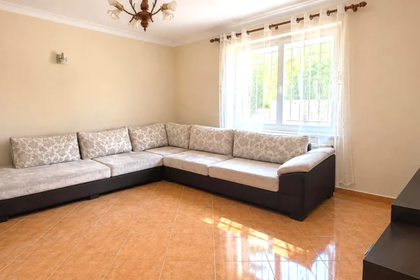 Shtepi me qera Apartament ne Tirane, 2+1, Mobilimi E mobiluar, Pagesa 45,000  Leke.