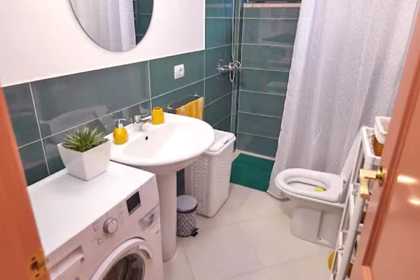 Shtepi me qera Apartament ne Tirane, 2+1, Mobilimi E mobiluar, Pagesa 75,000  Leke.