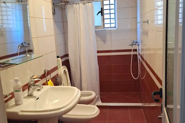 Shtepi me qera Apartament ne Tirane, 2+1, Mobilimi E mobiluar, Pagesa 40,000  Leke.
