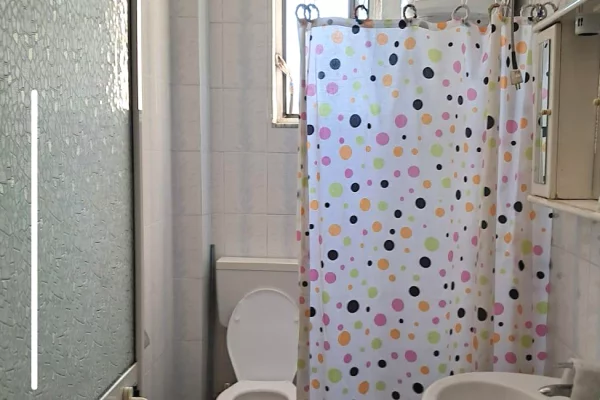 Shtepi me qera Apartament ne Tirane, 2+1, Mobilimi E mobiluar, Pagesa 50,000  Leke.