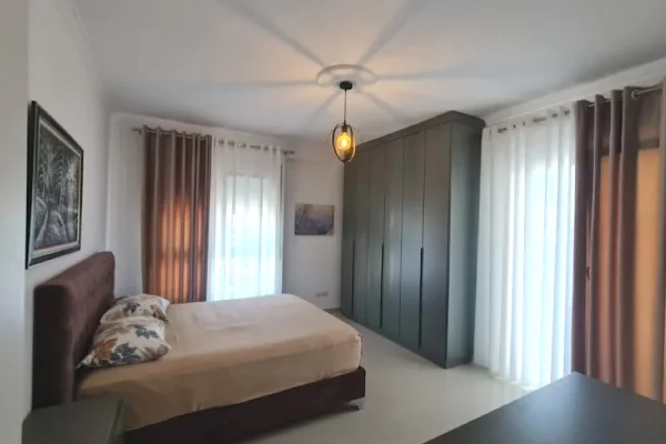Shtepi me qera Apartament ne Tirane, 3+1, Mobilimi E mobiluar, Pagesa 80,000  Leke.
