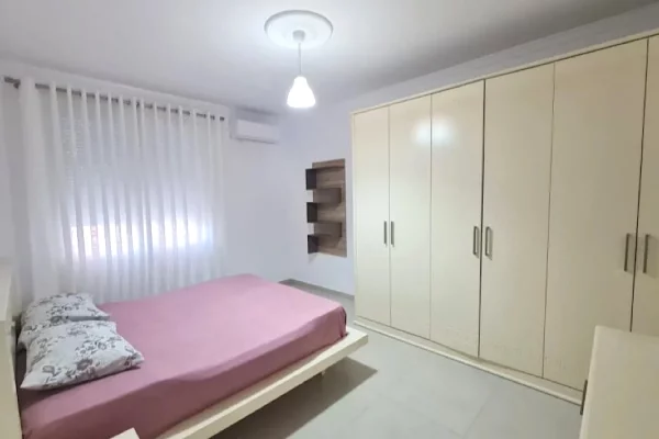 Shtepi me qera Apartament ne Tirane, 3+1, Mobilimi E mobiluar, Pagesa 80,000  Leke.