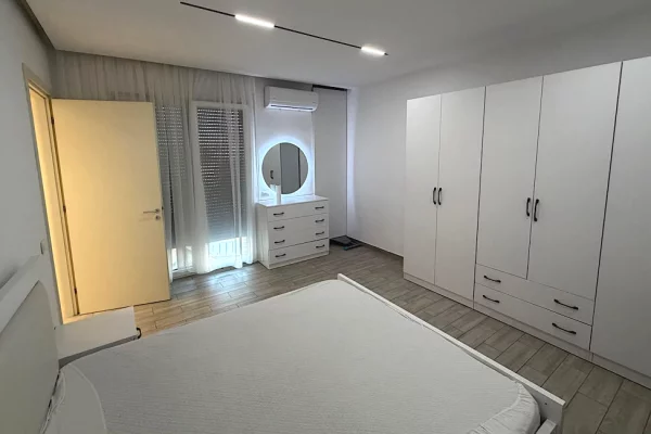 Shtepi me qera Apartament ne Tirane, 1+1, Mobilimi E mobiluar, Pagesa 80,000  Leke.
