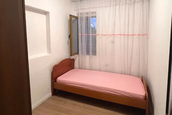 Shtepi me qera Apartament ne Tirane, 2+1, Mobilimi E mobiluar, Pagesa 50,000  Leke.