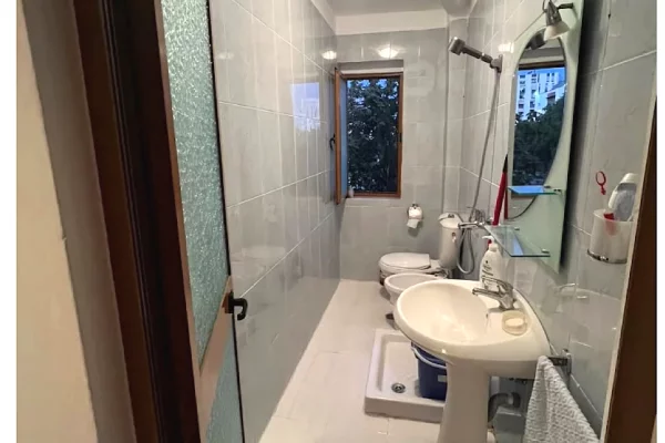 Shtepi me qera Apartament ne Tirane, 2+1, Mobilimi E mobiluar, Pagesa 50,000  Leke.