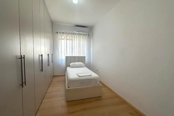 Shtepi me qera Apartament ne Tirane, 2+1, Mobilimi E mobiluar, Pagesa 1,000  Euro.