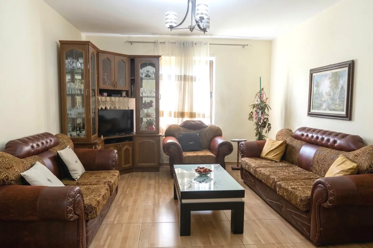 Shtepi me qera Apartament ne Tirane, 2+1, Mobilimi E mobiluar, Pagesa 50,000  Leke.