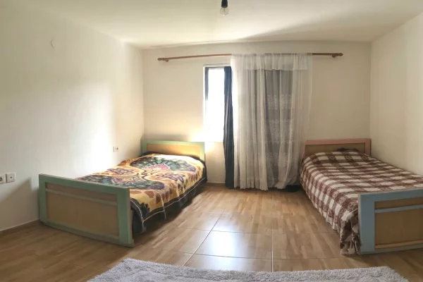 Shtepi me qera Apartament ne Tirane, 2+1, Mobilimi E mobiluar, Pagesa 50,000  Leke.