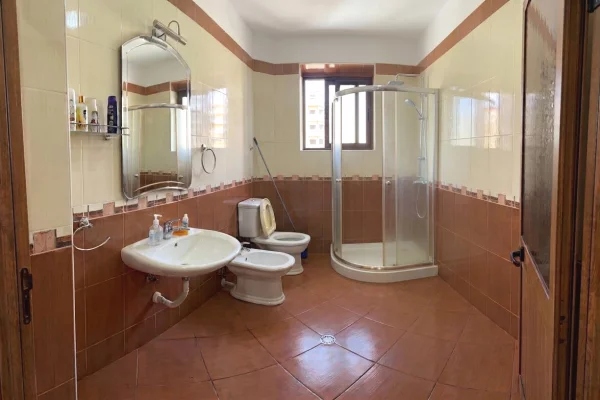 Shtepi me qera Apartament ne Tirane, 2+1, Mobilimi E mobiluar, Pagesa 50,000  Leke.
