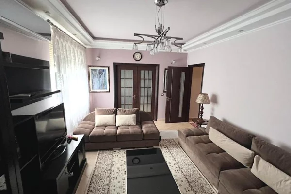 Shtepi me qera Apartament ne Tirane, 3+1, Mobilimi E mobiluar, Pagesa 80,000  Leke.