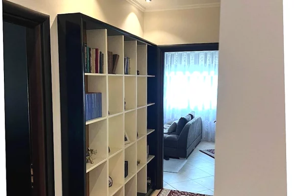 Shtepi me qera Apartament ne Tirane, 3+1, Mobilimi E mobiluar, Pagesa 80,000  Leke.