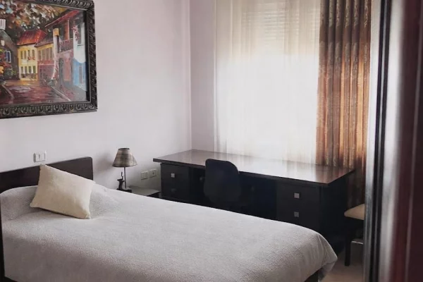 Shtepi me qera Apartament ne Tirane, 3+1, Mobilimi E mobiluar, Pagesa 80,000  Leke.
