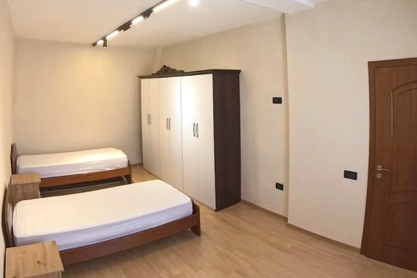 Shtepi me qera Apartament ne Tirane, 1+1, Mobilimi E mobiluar, Pagesa 600  Euro.