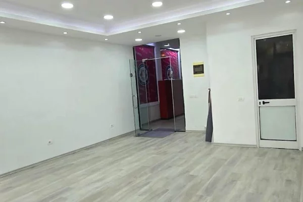Ambient biznesi me qera 1+1 ne Tirane - 60,000 Leke