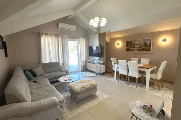 Shtepi me qera Apartament ne Tirane, 2+1, Mobilimi E mobiluar, Pagesa 700  Euro.
