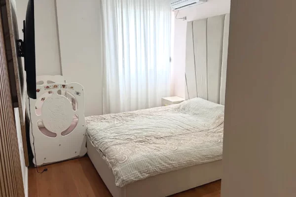 Shtepi me qera Apartament ne Tirane, 2+1, Mobilimi E mobiluar, Pagesa 75,000  Leke.