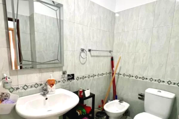 Shtepi me qera Apartament ne Tirane, 2+1, Mobilimi E mobiluar, Pagesa 60,000  Leke.