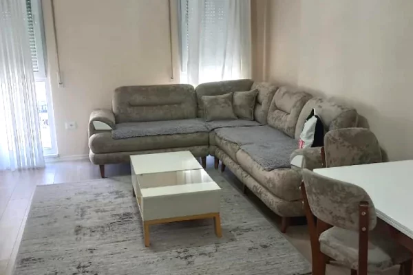 Shtepi me qera Apartament ne Tirane, 2+1, Mobilimi E mobiluar, Pagesa 50,000  Leke.
