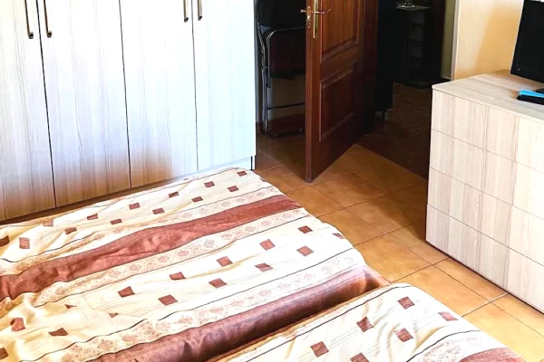 Shtepi me qera Apartament ne Tirane, 2+1, Mobilimi E mobiluar, Pagesa 50,000  Leke.