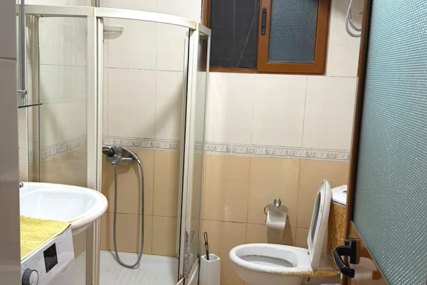 Shtepi me qera Apartament ne Tirane, 2+1, Mobilimi E mobiluar, Pagesa 50,000  Leke.