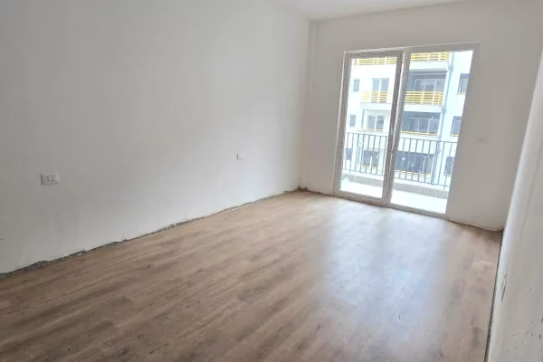 Shtepi ne shitje Apartament ne Tirane, 2+1, Mobilimi Bosh, pa mobiluar, Pagesa 192,600  Euro.