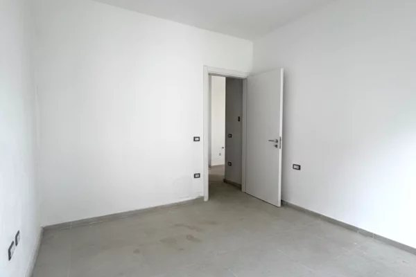 Shtepi ne shitje Apartament ne Tirane, 1+1, Mobilimi Bosh, pa mobiluar, Pagesa 67,000  Euro.