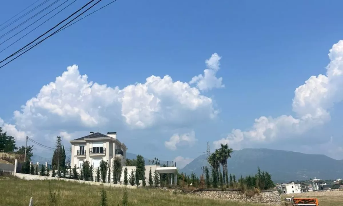 Shitet toke ne Mjull Bathore