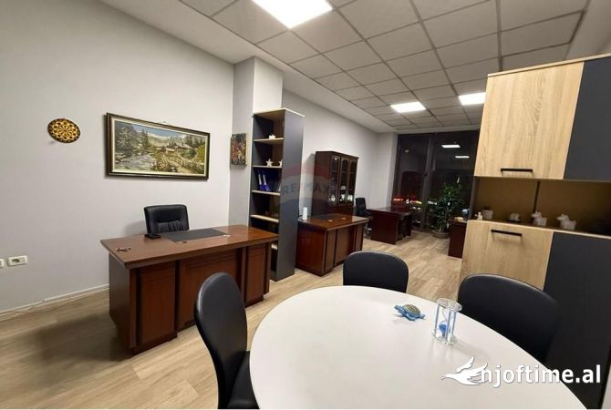 Ambiente Commerciale in Affitto 3+1 a Tirana - 500 Euro