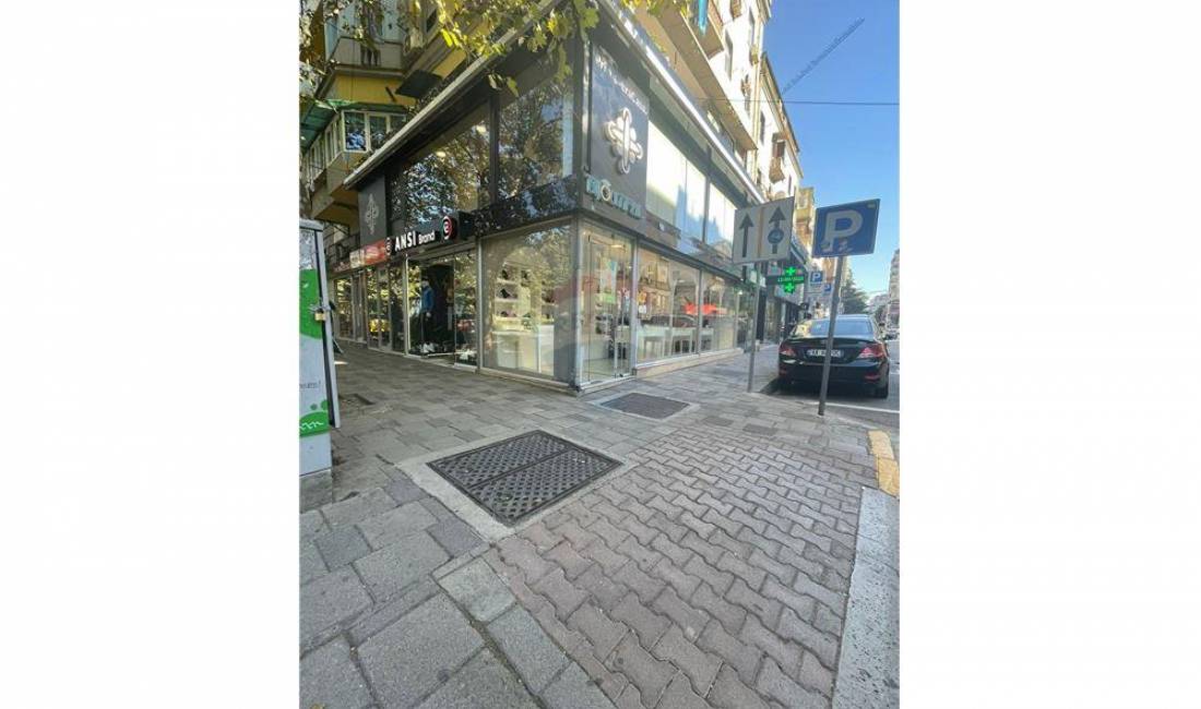 SHITET AMBIENT KOMERCIAL CORNER NE BLLOK 91m2