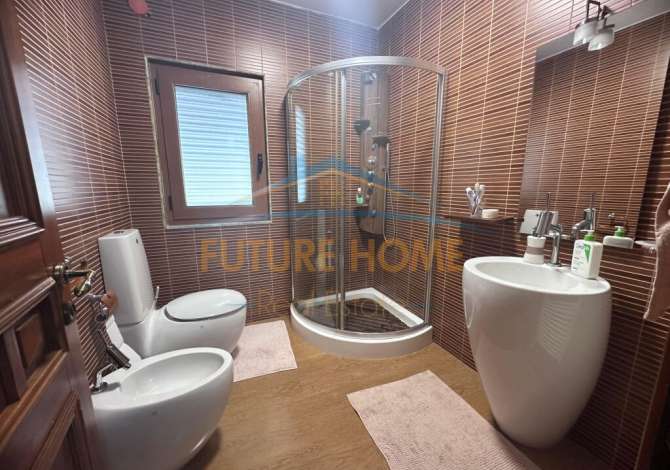 Duplex (casa a 2 piani) in vendita a Tirana 3+1, Arredato