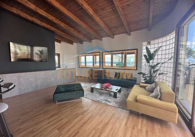 Duplex (casa a 2 piani) in vendita a Tirana 3+1, Arredato