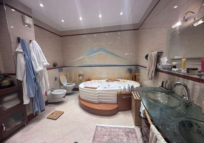 Duplex (casa a 2 piani) in vendita a Tirana 3+1, Arredato