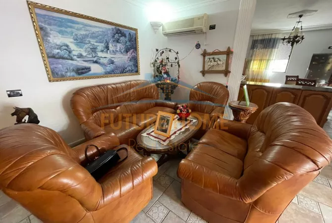 Shtepi ne shitje Apartament ne Tirane, 3+1, Mobilimi E mobiluar, Pagesa 167,000  Euro.