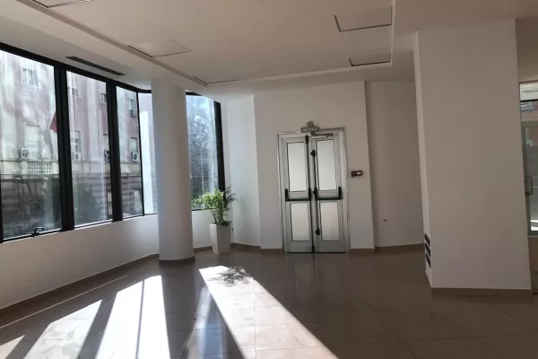 Ambient biznesi me qera 3+1 ne Tirane - 24,000 Euro