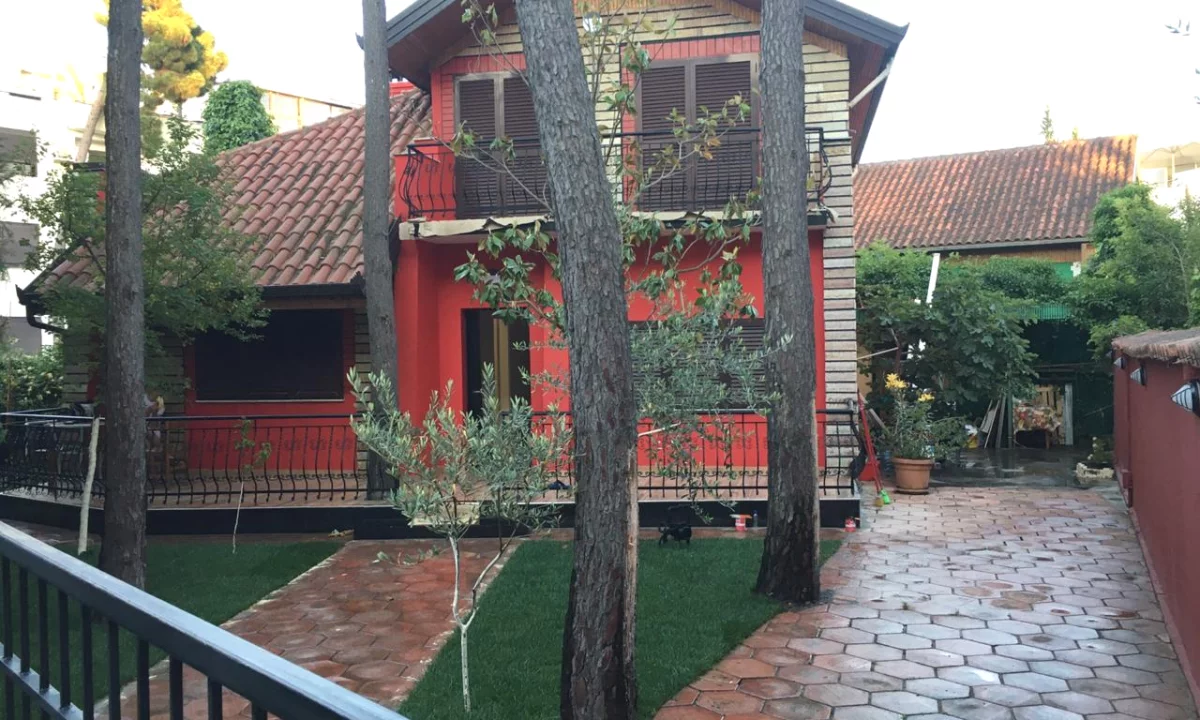 Shtepi ne shitje Vila Luksoze ne Durres, 4+1, Mobilimi Bosh, pa mobiluar, Pagesa 370,000  Euro.