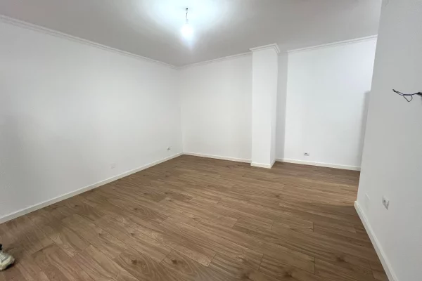 Shtepi ne shitje Apartament ne Tirane, 2+1, Mobilimi Bosh, pa mobiluar, Pagesa 220,000  Euro.
