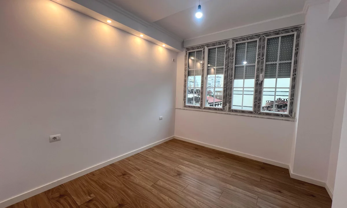 Shtepi ne shitje Apartament ne Tirane, 2+1, Mobilimi Bosh, pa mobiluar, Pagesa 220,000  Euro.
