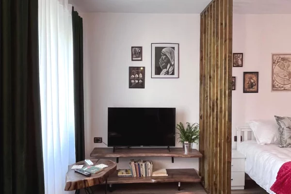 Shtepi me qera Apartament ne Tirane, Garsoniere, Mobilimi E mobiluar, Pagesa 420  Euro.